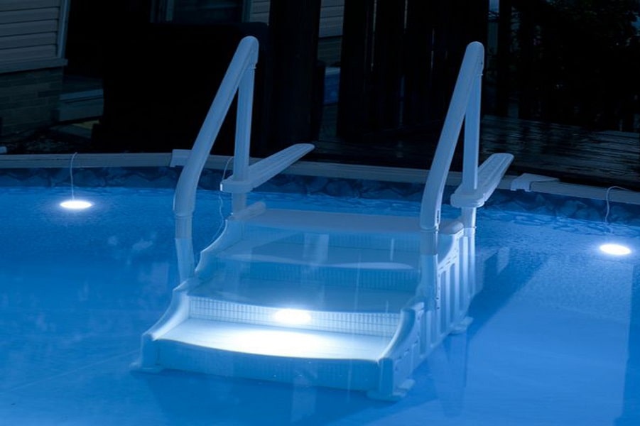 طراحی نورپردازی پله های استخر – 8 نکته مهم و مزایای روشنایی پله ها